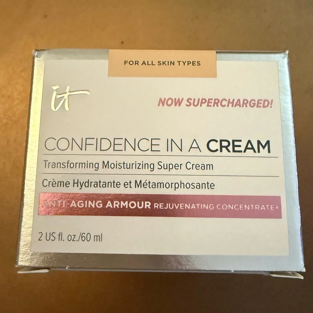 NWT IT Cosmetics Confidence in a Cream - Rejuvenating Moisturizer